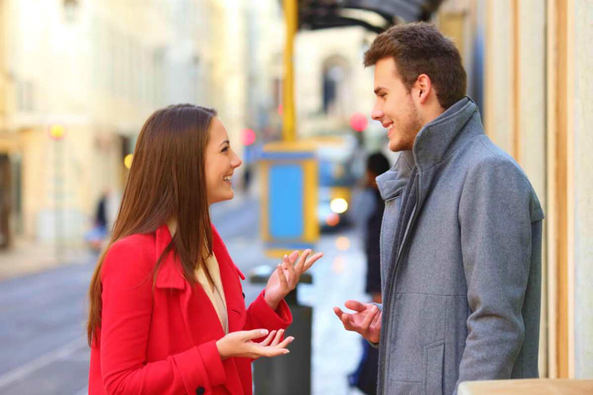 man and woman having a good talk | Using Body Language To Get Her Digits