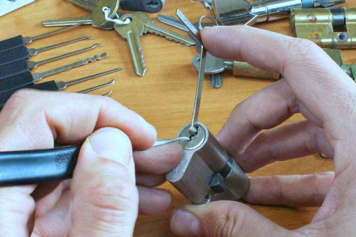 locksmith picks cylinder lock | How To Pick A Lock | Lock Picking 101 | lock picking